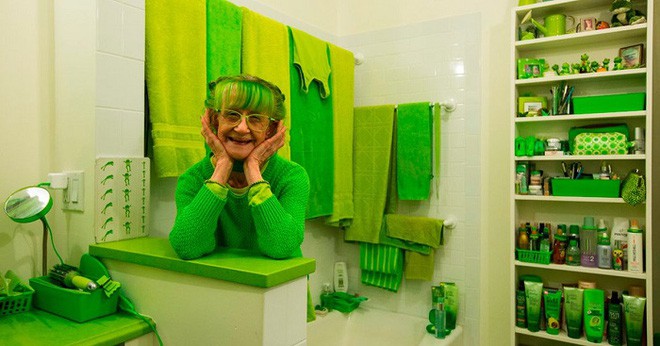 Phòng tắm trong nhà cũng khiến người xem phải choáng váng vì sự xuất hiện của màu xanh lá quá nhiều so với sự tưởng tượng trước đó.