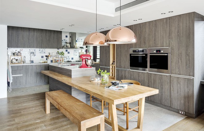 Bộ bàn ăn với màu gỗ sáng để kết nối hài hòa với bàn trà.