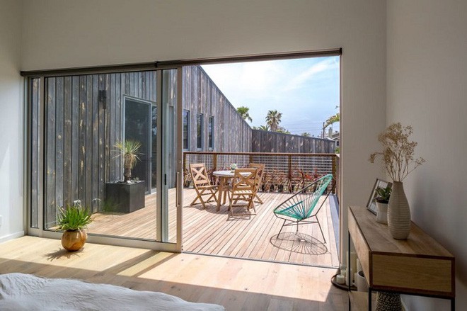 Không gian hiên không rộng lớn lắm nhưng cũng đủ bày biện một bộ bàn ghế để thưởng trà hoặc ngồi tắm nắng.