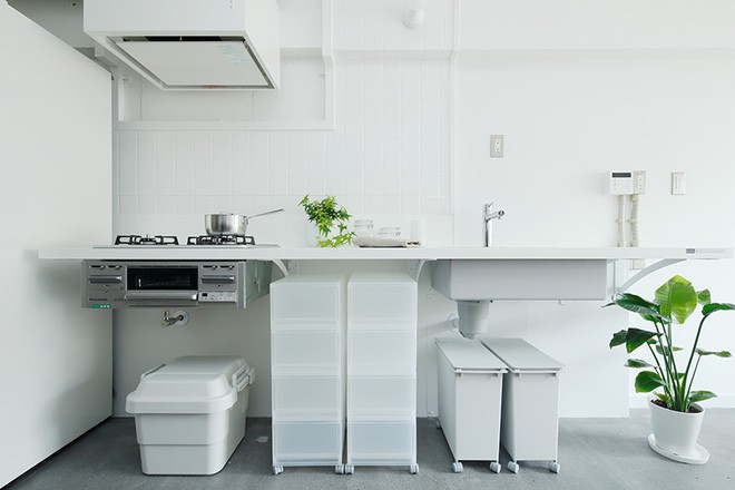 Góc bếp gọn gàng với đầy đủ các vật dụng cần thiết. Ở giữa còn được bố trí thêm không gian lưu trữ nhiều ngăn, tiện ích cho căn bếp thêm ngăn nắp.