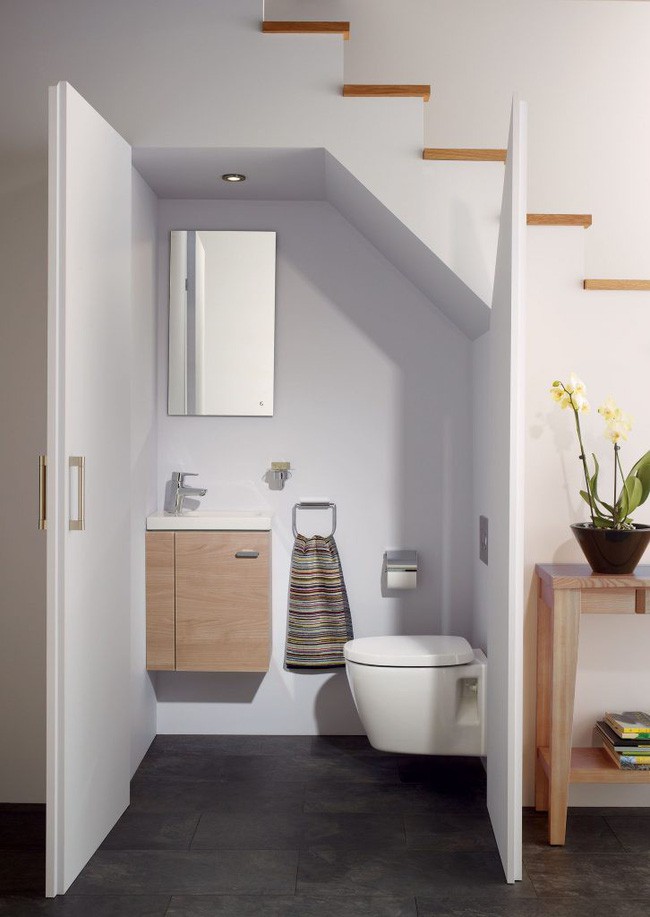 Phòng vệ sinh dưới gầm cầu thang.