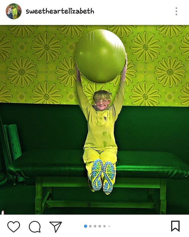 Bà Elizabeth Sweetheart cũng có khá nhiều người hâm mộ trên trang mạng xã hội vì cá tính đặc biệt này của mình.