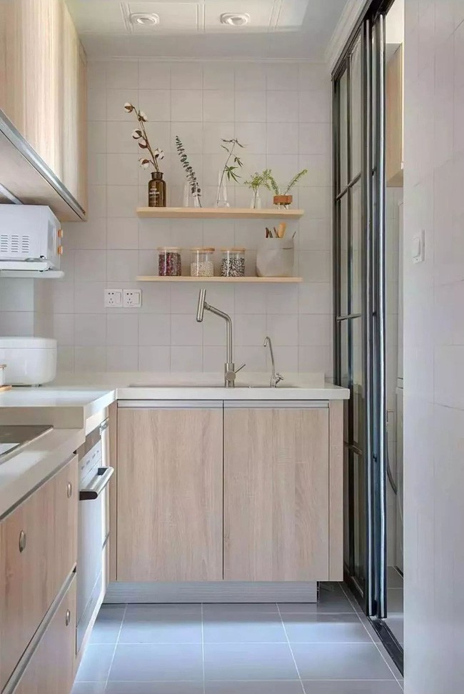 Nhà bếp là sự xuất hiện linh hoạt tối đa của các kệ lưu trữ. Nó thuận tiện cho việc rửa chén, cất bát đĩa mà không sợ bị đau lưng. Ngoài ra, kệ còn giúp trang trí một vài món đồ nhỏ xinh.