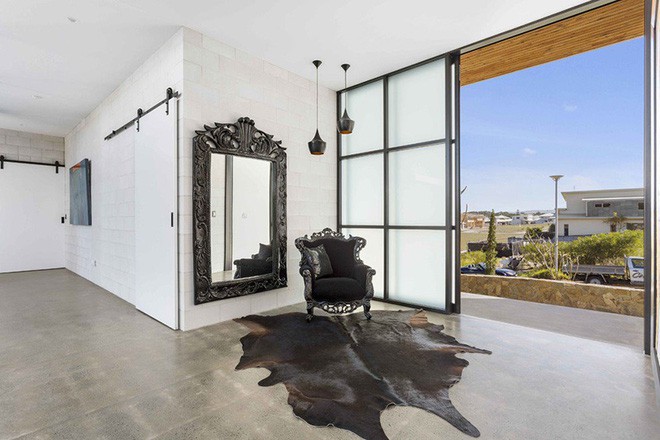 Những tấm gương treo tường cỡ lớn đặt ngay lối vào nhà cũng rất hữu ích để cho cả chủ nhân và những vị khách có thể chỉnh trang lại trang phục, đầu tóc trước khi vào nhà.