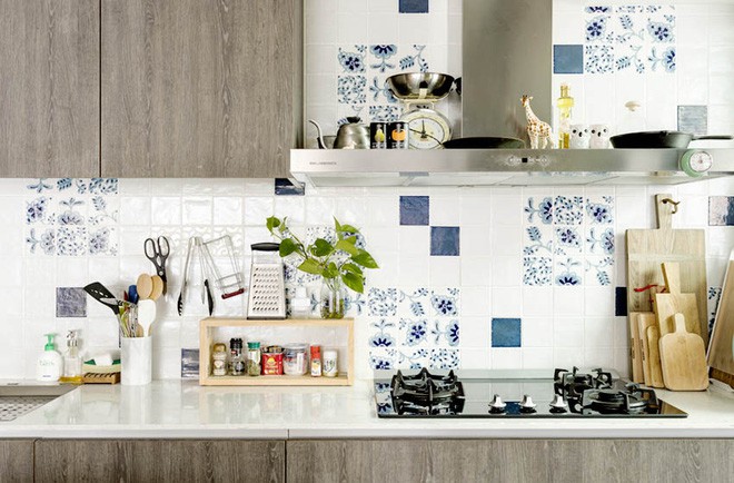 Góc bếp có thêm điểm nhấn bất ngờ, thoáng sáng đầy ấn tượng với gạch bông họa tiết trẻ trung.