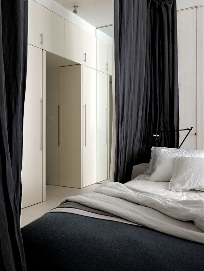 Một chiếc gương cỡ lớn được sử dụng để ăn gian diện tích cho căn hộ.