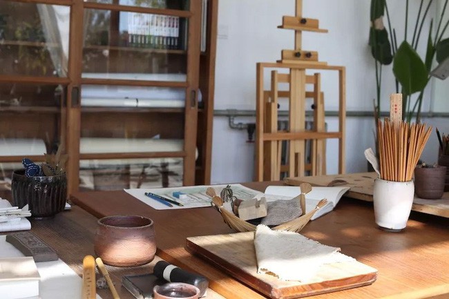 Những căn phòng xinh xắn được sử dụng chủ yếu bằng gỗ.