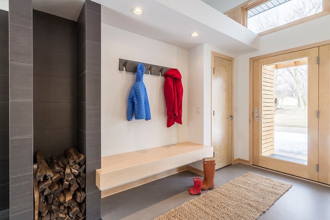 Nhiều gia đình tận dụng không gian lối ra vào nhà làm nơi cất trữ giày dép và áo khoác ngoài vô cùng tiện lợi.