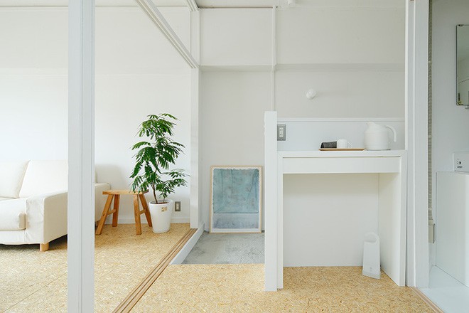 Từ cầu thang bước lên “tầng 2” của căn hộ là không gian phòng khách và phòng ngủ, nhà vệ sinh.