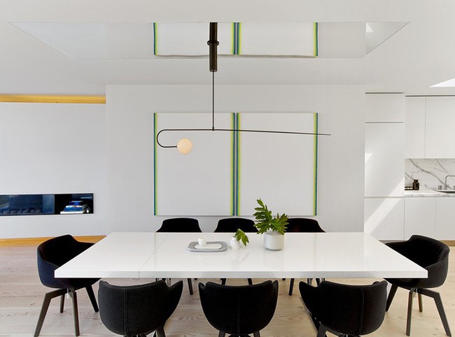 Đều được thiết kế theo lối tối giản nhưng khi đặt bàn ăn trắng bên cạnh bộ ghế ngồi đen tuyền thôi cũng tạo được ấn tượng không nhỏ rồi.