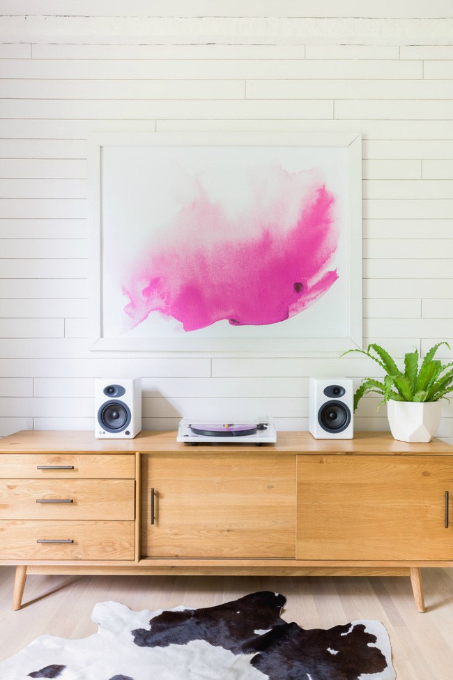 Nội thất gỗ sồi tự nhiên cũng được khéo léo lựa chọn với những đường vân gỗ tự nhiên có sức thu hút chẳng kém.