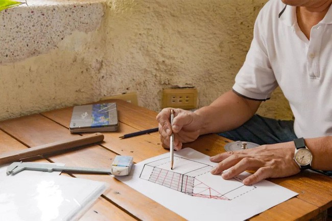 Ông He trước đây là một giáo viên dạy Toán.