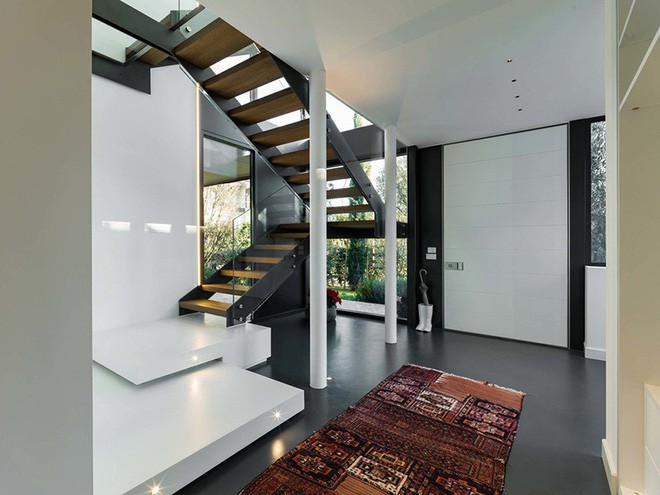 Những chiếc thảm trải sàn họa tiết dẫn lối vào nhà cũng là một ý tưởng hữu ích mà bất kỳ gia đình nào cũng có thể áp dụng ngay được.