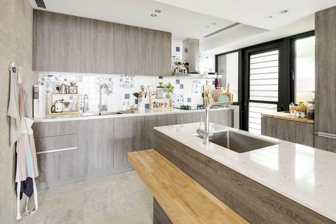 Đảo bếp bằng gỗ với mặt đảo được sử dụng đá cẩm thạch cho không gian chuẩn bị nấu nướng hàng ngày thêm sang trọng và hiện đại.