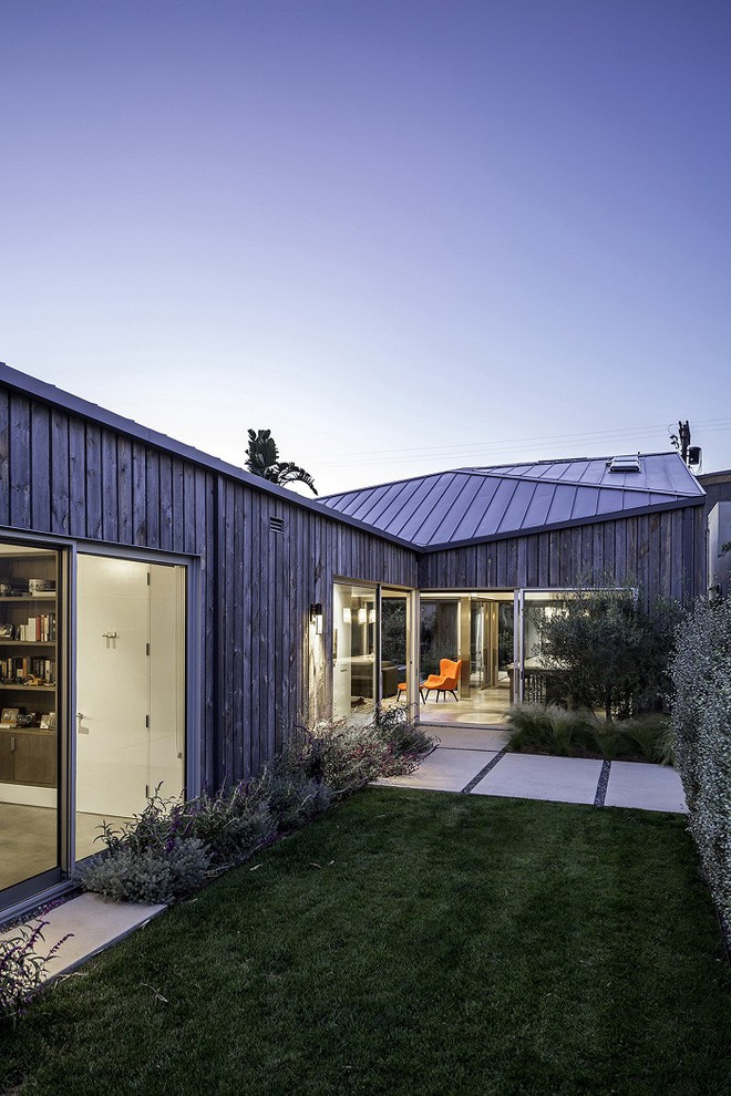 Khung cảnh vườn tược bên ngoài của ngôi nhà.