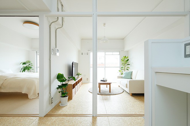 Phòng khách cũng được ưu tiên bố trí nơi có nhiều ánh sáng. Vì trang trí căn hộ theo phong cách tối giản, không gian trở nên đẹp dịu dàng và thanh nhã nhờ sử dụng gam màu đơn giản và thân thuộc với tự nhiên.