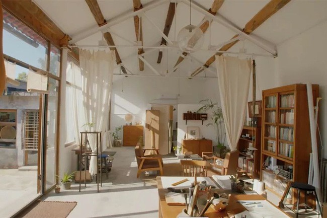 Không gian ngập tràn ánh sáng.