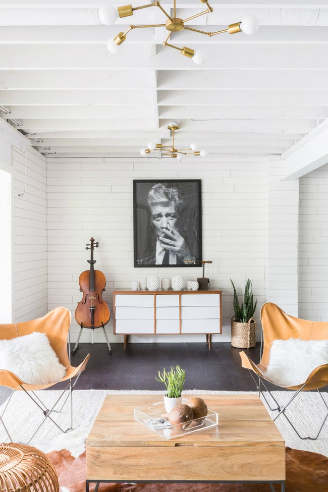 Bên cạnh hồng pastel, bạn có thể dễ dàng nhận ra sự kết hợp giữa sắc trắng và nâu gỗ tự nhiên để mang đến sự cấm cúng trong căn hộ.