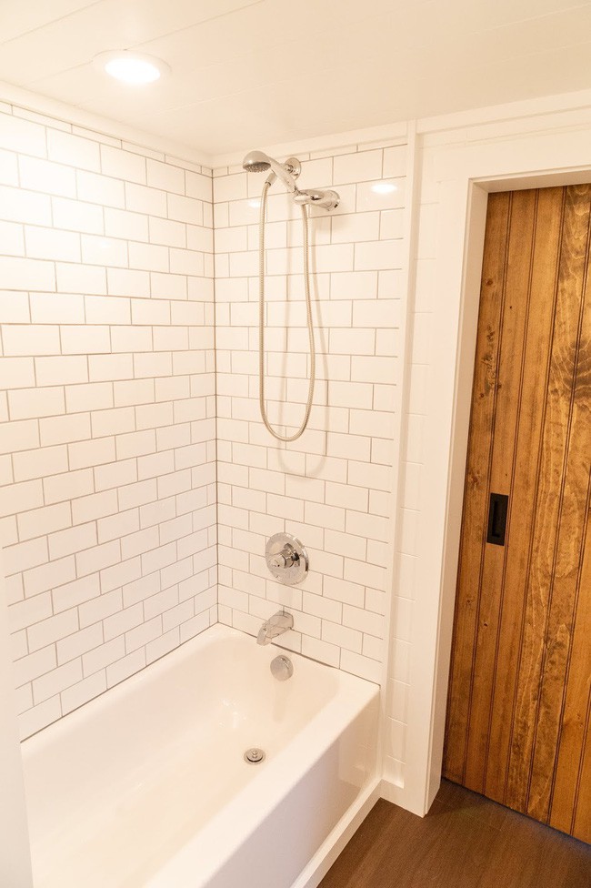 Góc thư giãn với ánh đèn vàng thư thái, ấm cúng, thoải mái.