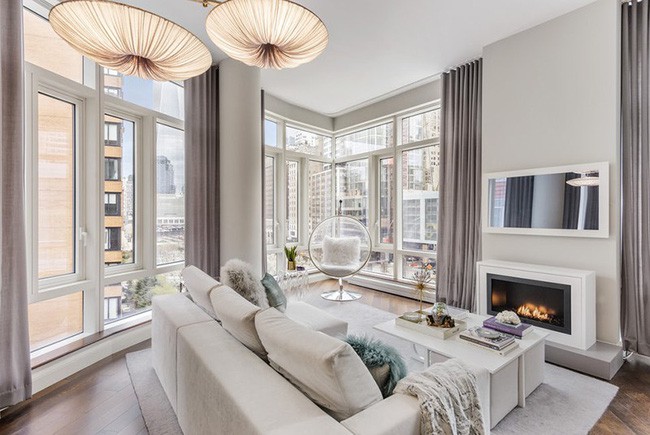 So với đèn chùm thì đèn thả trần có thiết kế không cầu kỳ bằng.