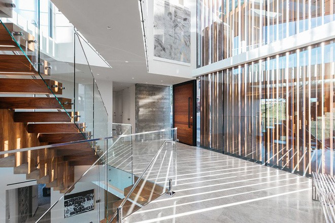 Chẳng cần cầu kỳ trang trí gì nhiều thì những vị khách đến chơi nhà cũng đã bị thiết kế ấn tượng của ngôi nhà làm choáng ngợp.