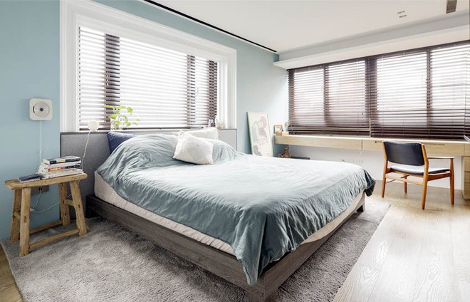 Góc nghỉ ngơi được ưu tiên sử dụng chất liệu gỗ cho mành che khung cửa, sàn gỗ, táp đầu giường và giường ngủ.