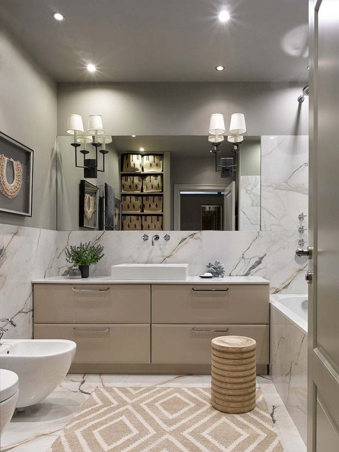 Bạn có thể lựa chọn gạch ốp họa tiết, thảm trải sàn hay rèm cửa có hình ảnh họa tiết để không gian phòng tắm trở nên sống động hơn.