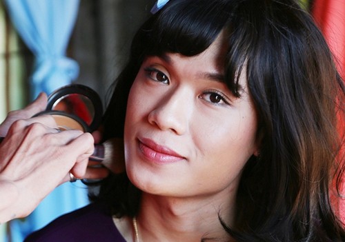 Quang Trung vào vai chuyển giới trong phim Lô tô năm 2017.