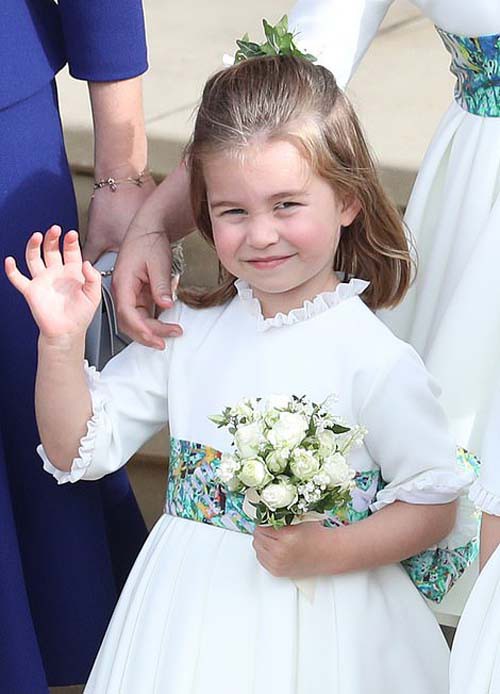 Công chúa Charlotte, con thứ hai của vợ chồng William - Kate, luôn gây ấn tượng với phong cách thân thiện, chủ động vẫy tay chào các phóng viên.