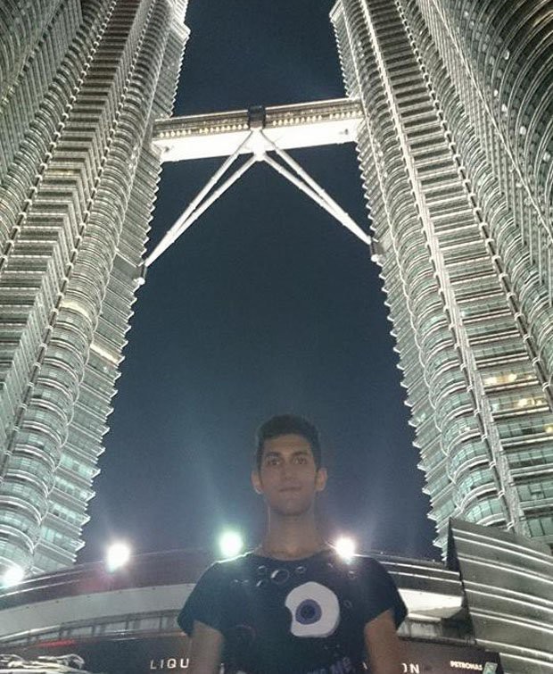 Mehrdad chụp ảnh trước tòa tháp Petronas