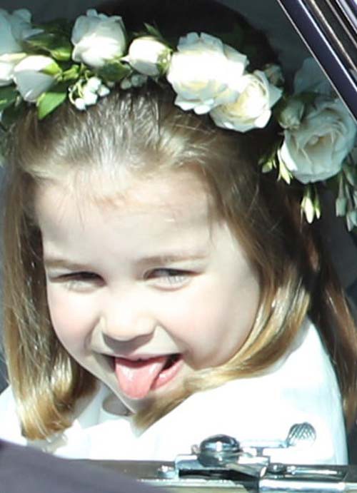 Trước đó, ở đám cưới chú Harry với cựu diễn viên Mỹ Meghan Makle ngày 19/5/2018, công chúa 3 tuổi thu hút ống kính bởi vẻ đáng yêu, tinh nghịch khi ngồi trên ôtô và thè lưỡi trêu đùa người hâm mộ.