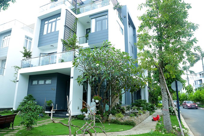 Căn biệt thự nằm ở vị trí góc đường trong một khu biệt lập dành cho giới nhà giàu tại quận 9 TP HCM. Cơ ngơi này được định giá hơn một triệu USD.