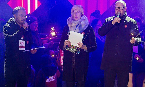 Thị trưởng Pawel Adamowicz (ngoài cùng bên phải) phát biểu trên sân khấu sự kiện từ thiện ngày 13/1. Ảnh: AP.