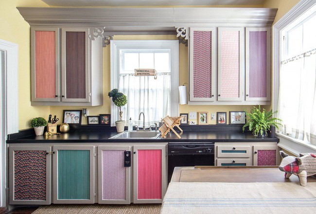 Nhà bếp của Anne Yvonne Stoltze đã từng có màu nâu nhàm chán khiến cô phải cải tạo lại nó ngay lập tức với các bảng màu rực rỡ như ánh sáng từ cầu vồng.