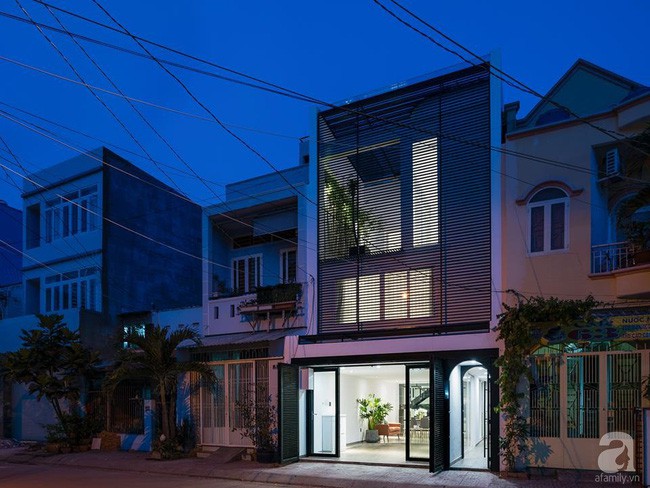 Ngôi nhà phố có mặt tiền rộng, thoáng sáng với ô cửa kính trong suốt.