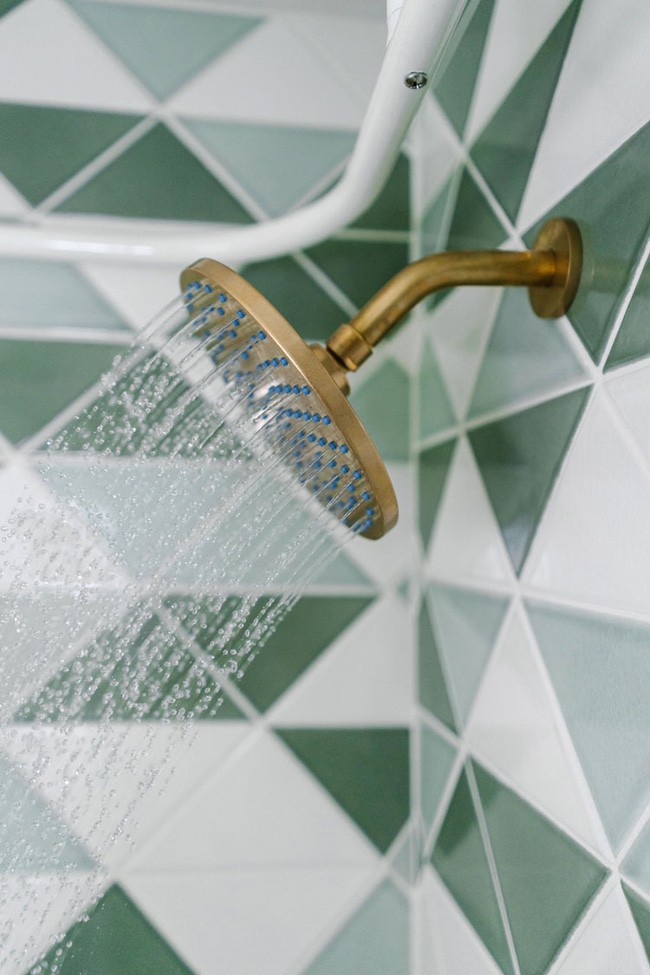 Bạn có thể bắt tay vào việc làm mới không gian nhà tắm bằng việc lựa chọn một mẫu gạch lát tường mới.