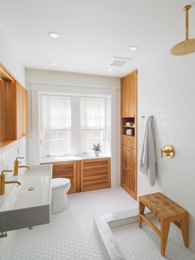 Những căn phòng tắm có sự kết hợp giữa gam màu trắng và màu gỗ tự nhiên luôn mang đến cảm giác vô cùng dễ chịu cho người dùng.