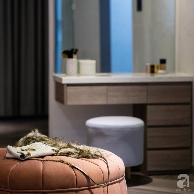 Bàn trang điểm bên cạnh góc thay đồ.