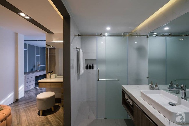 Tủ đồ được bố trí cạnh phòng tắm.