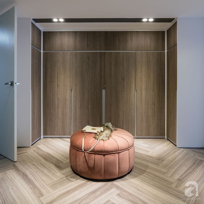 Góc tủ đựng đồ, đồng thời là nơi thay đồ đặt cạnh phòng ngủ.