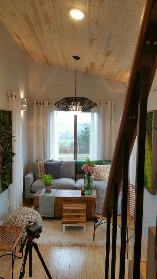 Ngoài khu vực sinh hoạt riêng của ngôi nhà, thì không gian sinh hoạt chung cũng được bố trí ở ngay phía dưới tầng một sát chân cầu thang để cả gia đình tụ họp quây quần.