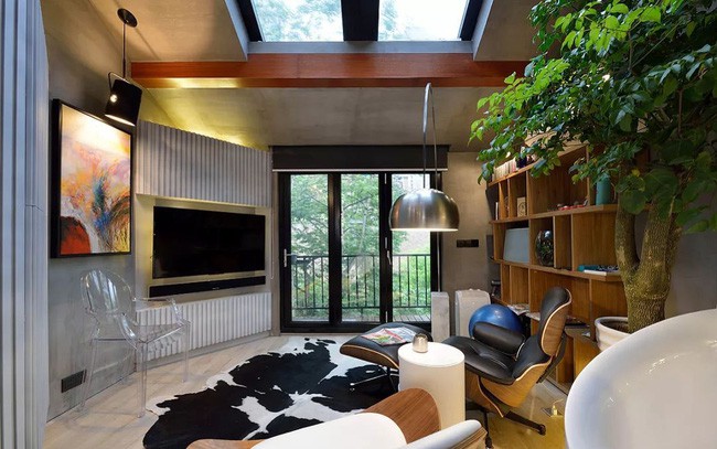 Không gian như rộng hơn nhờ khéo léo lấy sáng từ bên ngoài. Thêm vào đó, những khoảng xanh vô cùng ấn tượng và nổi bật từ cây cỏ, kệ đựng đồ và kính trong suốt thu nhận hình ảnh thật đẹp bên ngoài giúp căn phòng như rộng hơn nhiều so với diện tích thực.