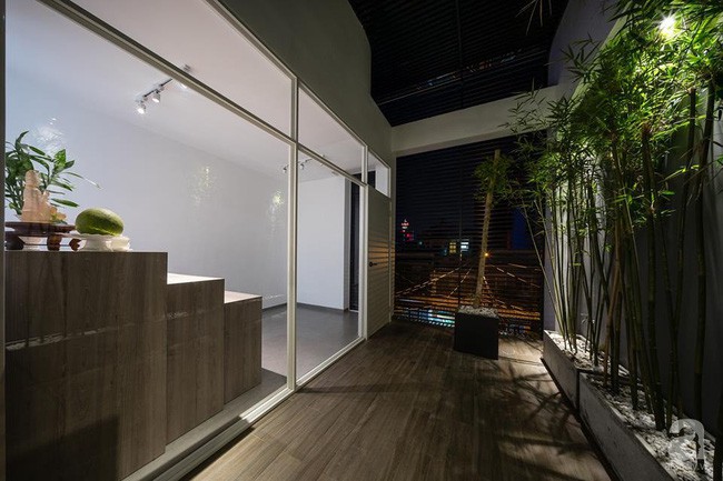 Hai khu vực được kết nối với nhau bằng cửa trượt kính hiện đại, tiện ích.