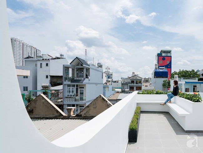 Góc sân thượng đẹp mê hoặc với màu trắng của sơn và màu xanh của cây cỏ.