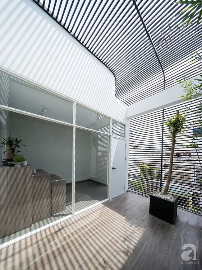 Hệ lam tạo nên không gian thoáng đãng và vẻ đẹp đặc biệt cho ngôi nhà phố này.