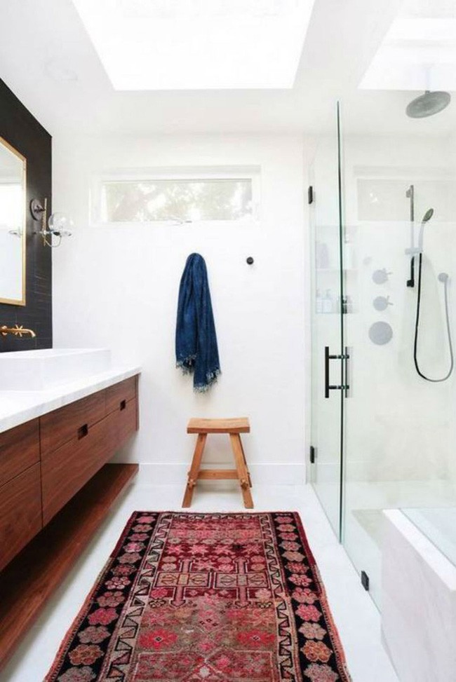 Một chiếc thảm đầy họa tiết sẽ là điểm nhấn, xóa đi vẻ nhàm chán cho căn phòng.