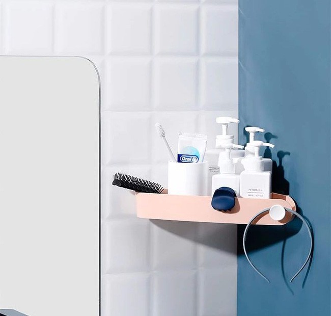 Nếu gia đình bạn có nhiều người và đồ dùng vệ sinh thường chất thành đống, mọi người có khả năng sẽ luôn sử dụng nhầm đồ của nhau. Với giá đỡ thông minh, bạn có thể sắp xếp đồ dùng nhà tắm của mỗi người ở mỗi ngăn tương ứng với những màu sắc siêu đẹp để phân biệt.