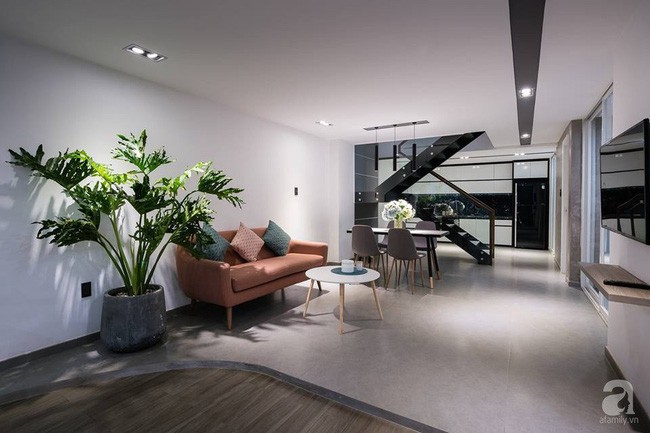 Phòng khách với sàn giật cấp bằng bê tông độc đáo.