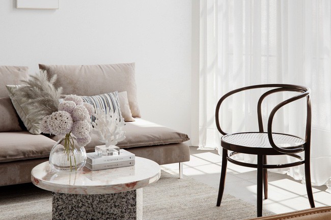 Góc tiếp khách tràn ngập ánh sáng tự nhiên.