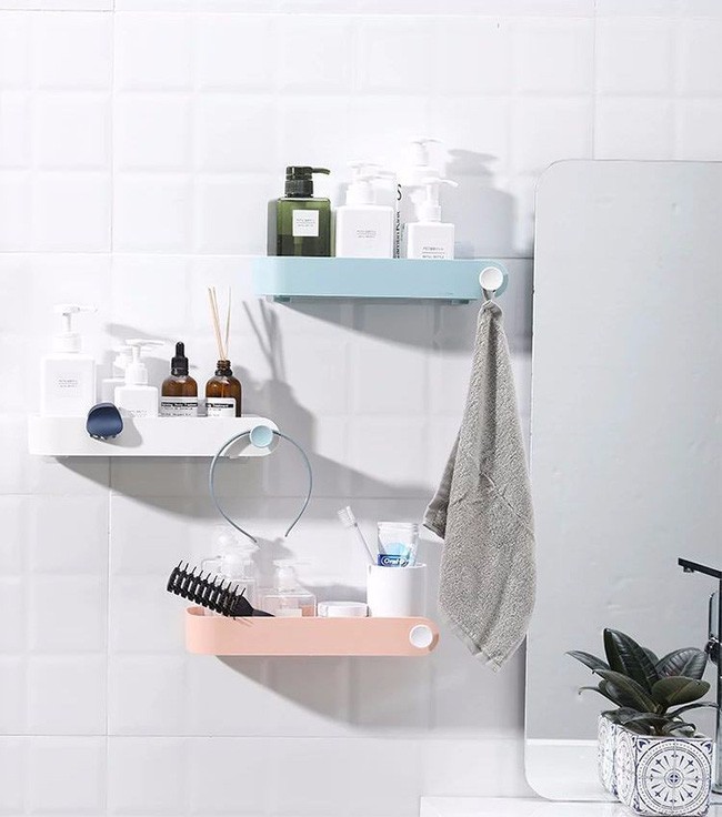 Mọi thứ sẽ trong tầm tay bạn ngay cả khi bạn muốn rửa tay, rồi buộc tóc thì những chiếc dây buộc, những chiếc bờm nơ cũng sẽ được treo lên trên giá đỡ một cách dễ dàng thế này. Bạn có thể lấy và sử dụng chúng trong tầm tay.